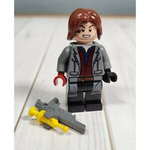 Lego Rainn Delacourt Mini Figure, Gun & Dart from Jurassic World 76946
